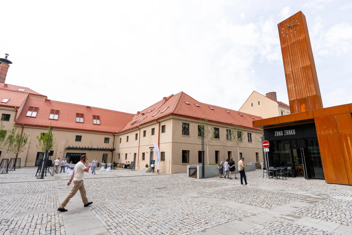 Nuselský pivovar přestavěli za dohledu památkářů. Lidé nakupují u původních sloupů