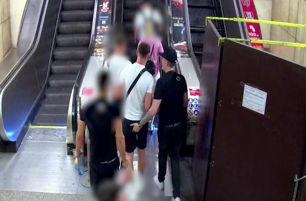 Stanice Staroměstská zůstává zavřená. Kvůli požáru eskalátorů hledá policie dva muže