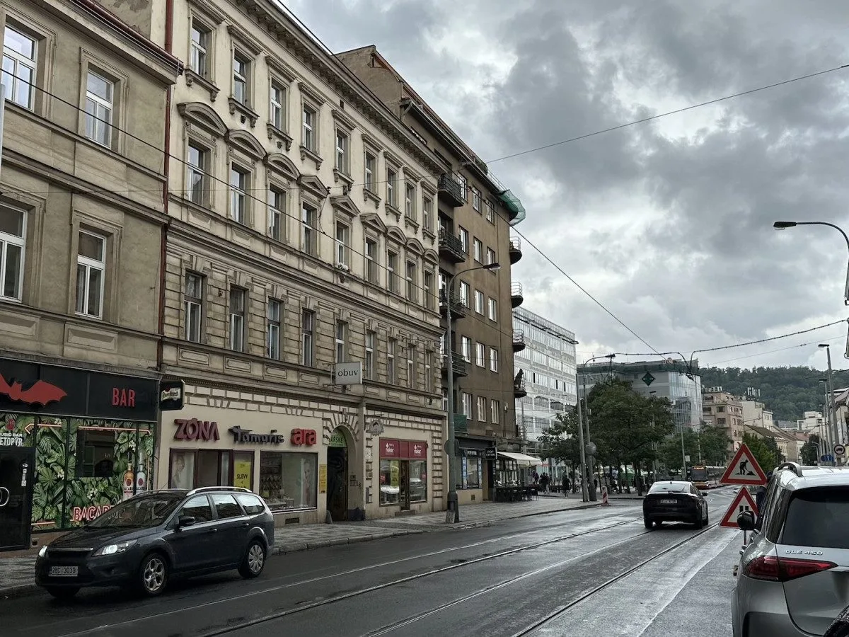 Budova je přímo na Andělu.
