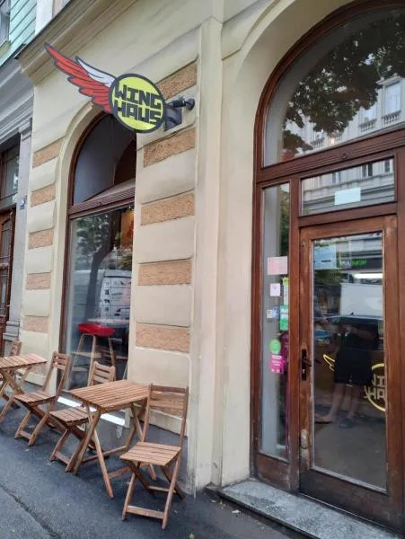 Přetékající odpad, maso v teple. Nebezpečný fastfood na Vinohradech na místě zavřeli