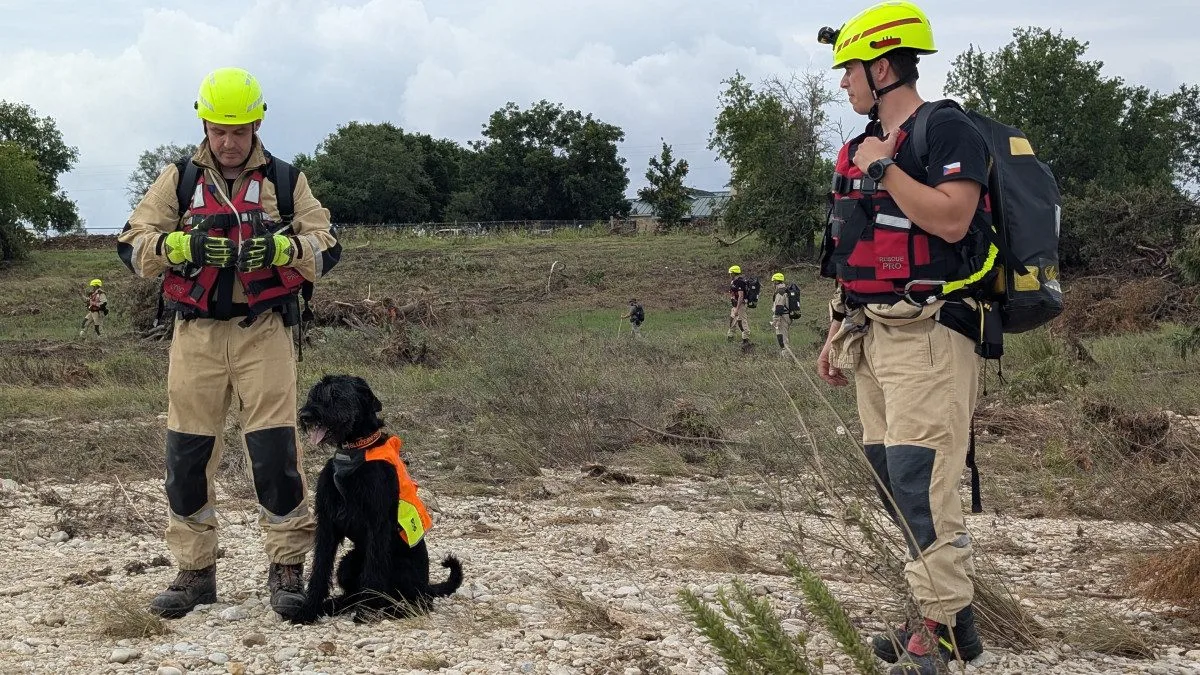 VIDEO: V Texasu pomáhají i hasiči z Prahy. Práci jim ztěžují jedovatí hadi i déšť