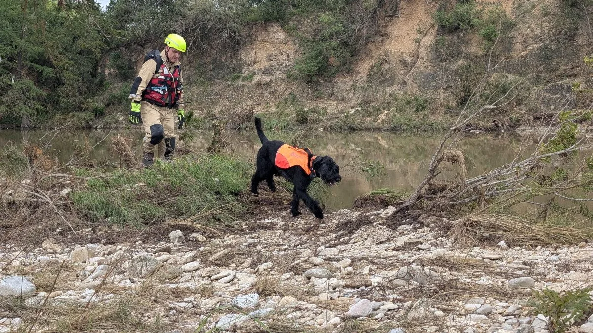 VIDEO: V Texasu pomáhají i hasiči z Prahy. Práci jim ztěžují jedovatí hadi i déšť