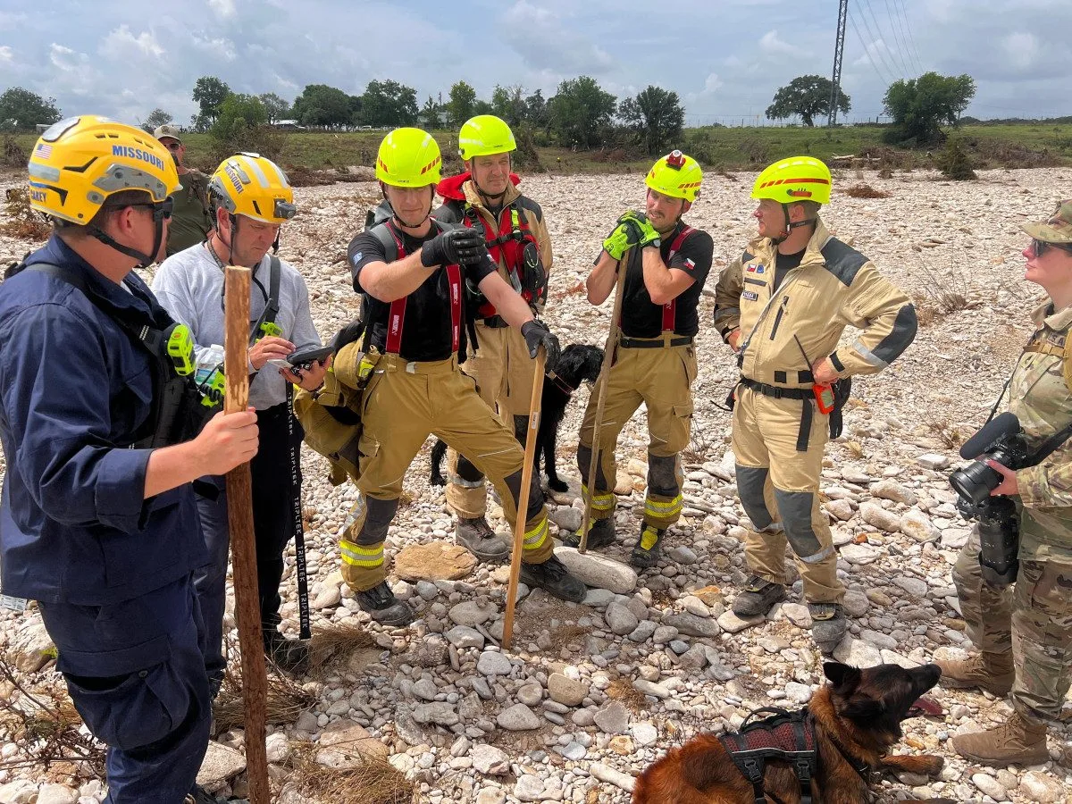 VIDEO: V Texasu pomáhají i hasiči z Prahy. Práci jim ztěžují jedovatí hadi i déšť