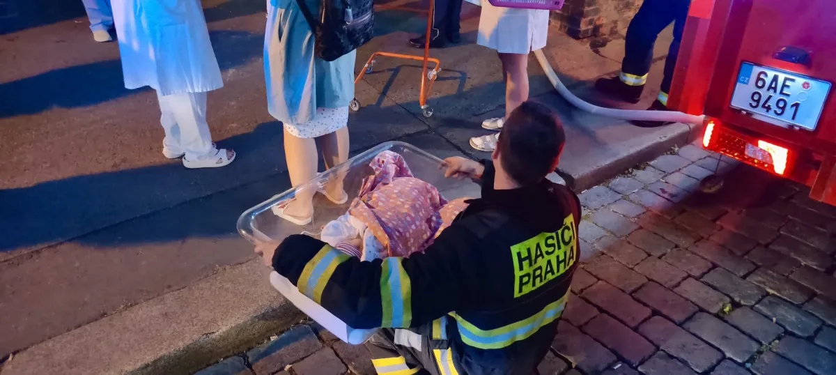 Noční drama U Apolináře. Hořel automat na kávu, nejen novorozenci museli pryč