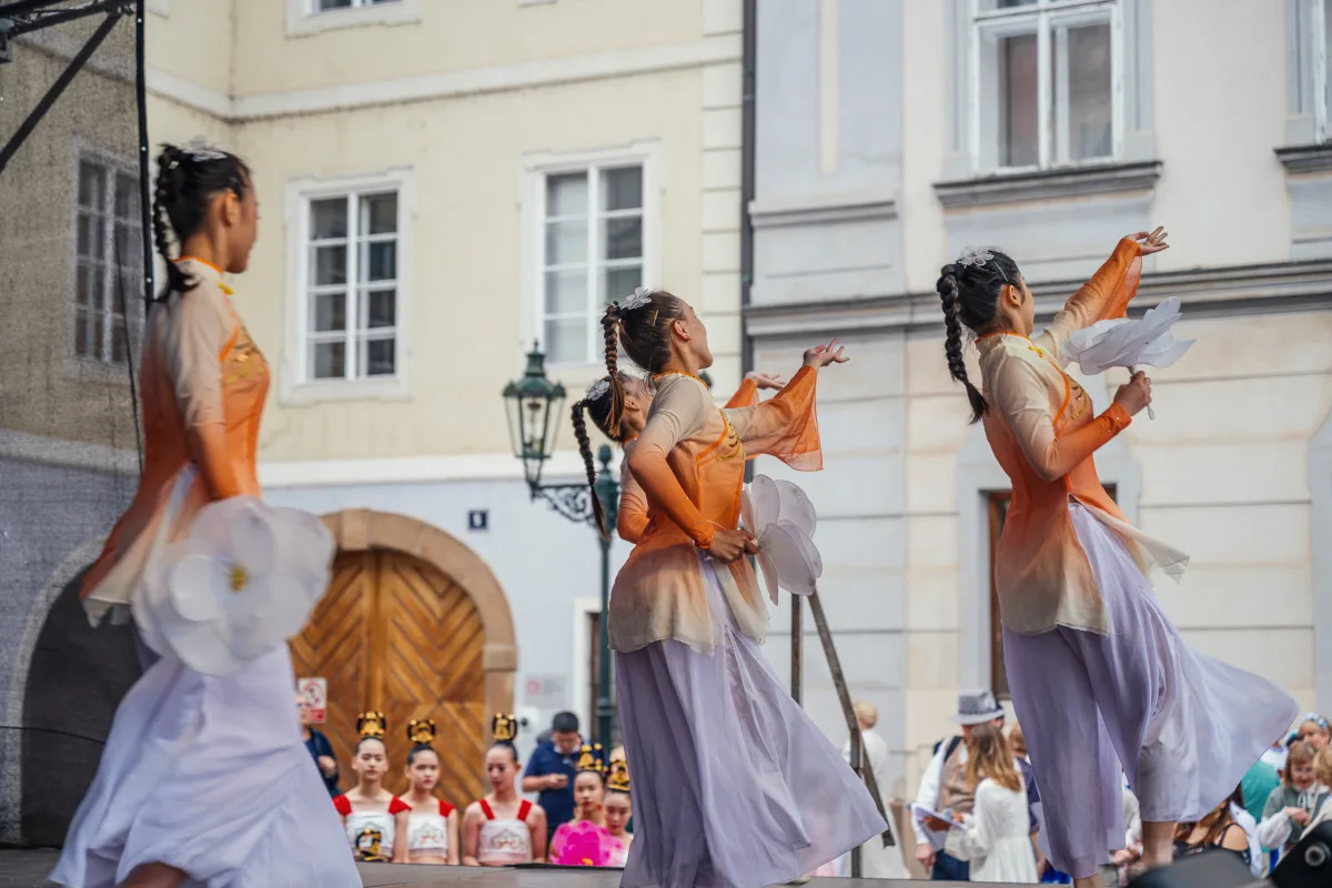 Hudba, tanec a barvy. Prahou prošel mezinárodní průvod folklorních souborů