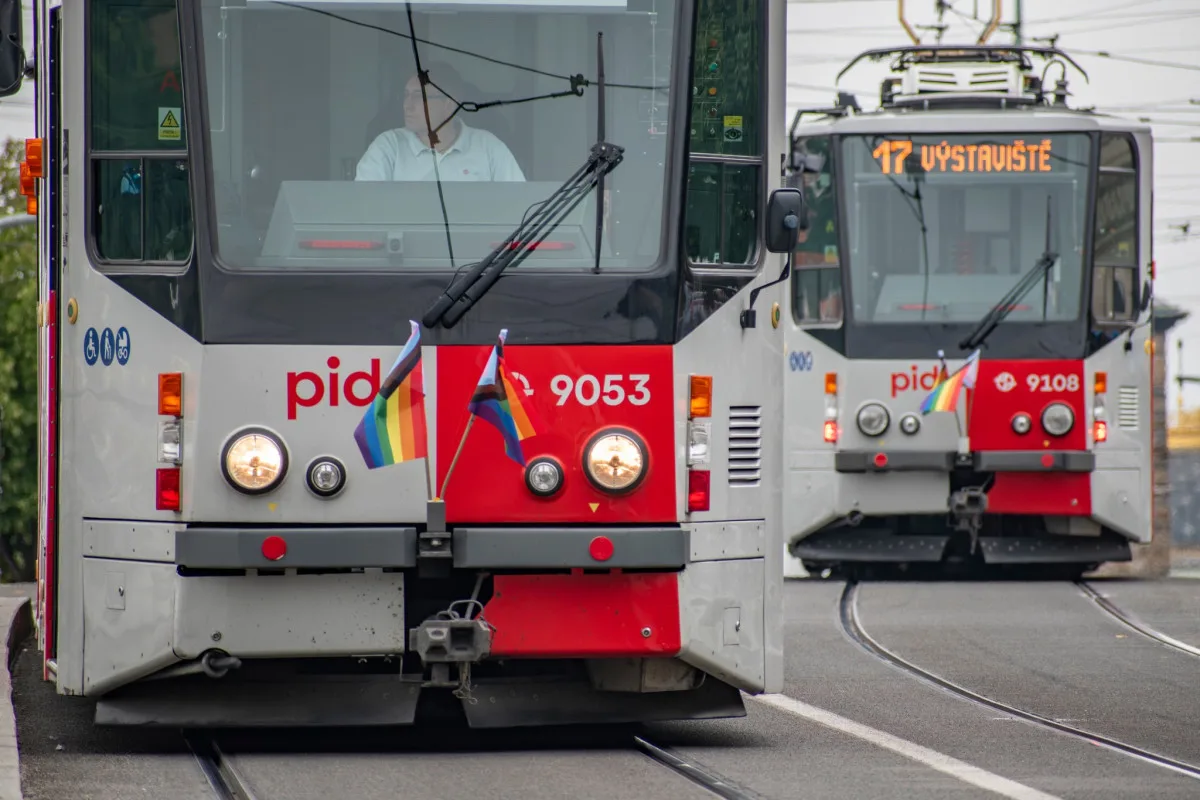 Magistrát a některé radnice vyvěsili duhovou vlajku, jsou i na tramvajích