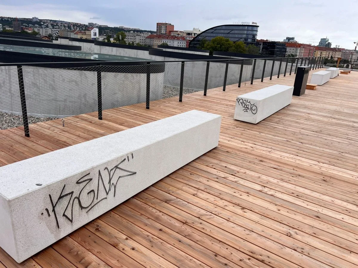 Betonové lavičky už poničil vandal.