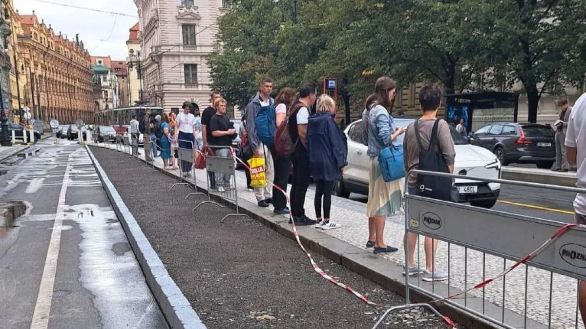 Rozšíření ostrůvku na Staroměstské je hotovo, město bude nyní sledovat dopravu