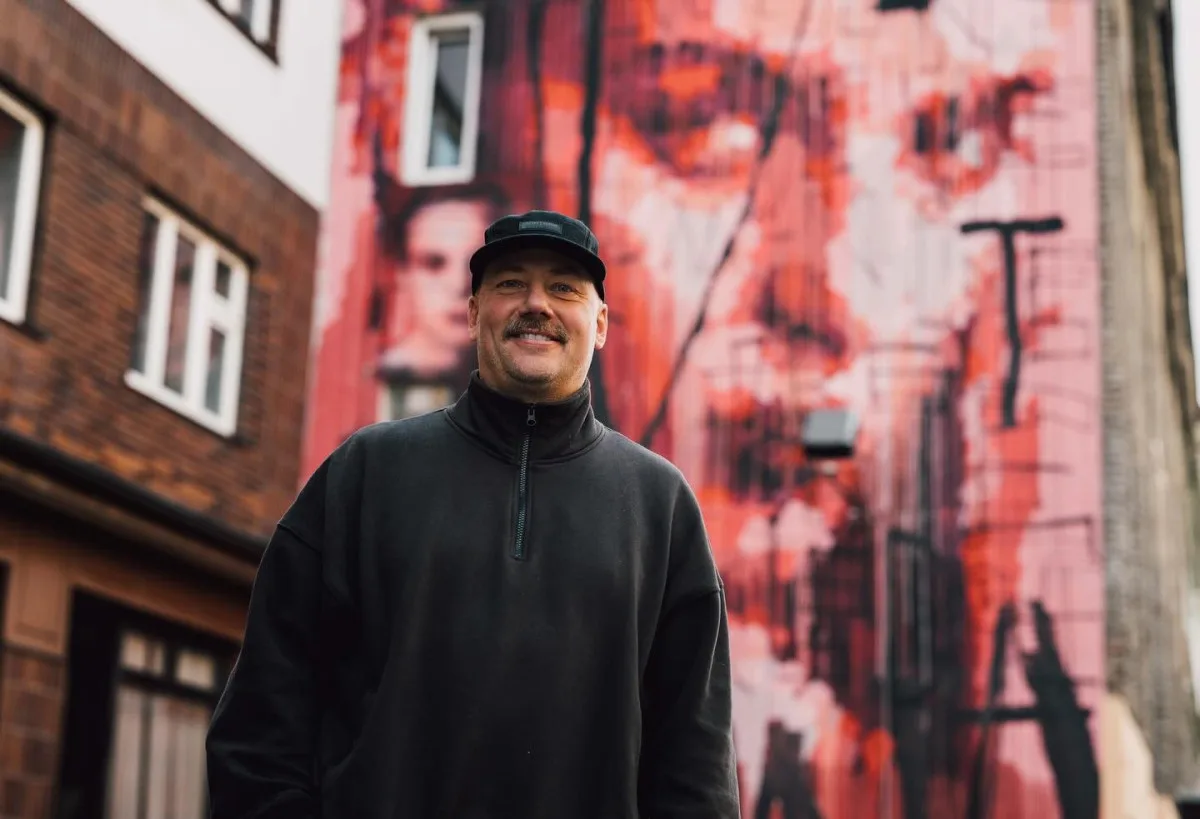 Na murál Jana Masaryka jsem spotřeboval 110 sprejů, říká umělec David Strauzz