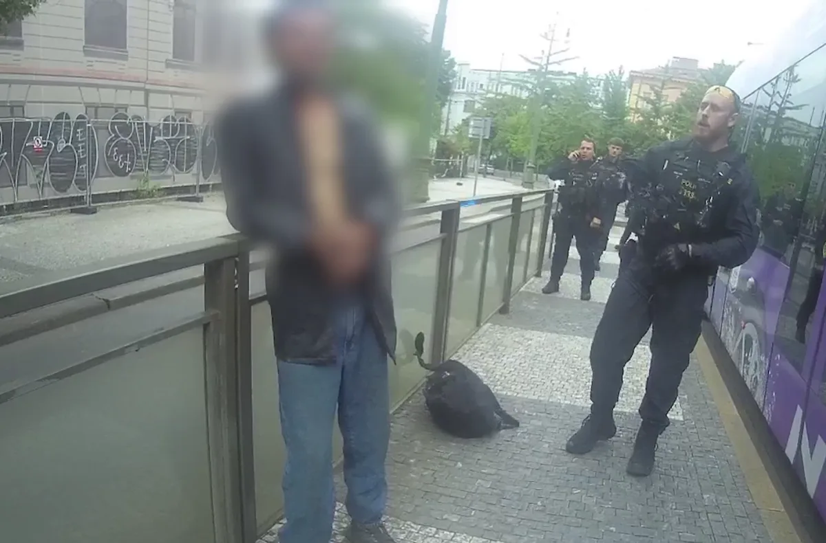 Na muže na zastávce čekali policisté.