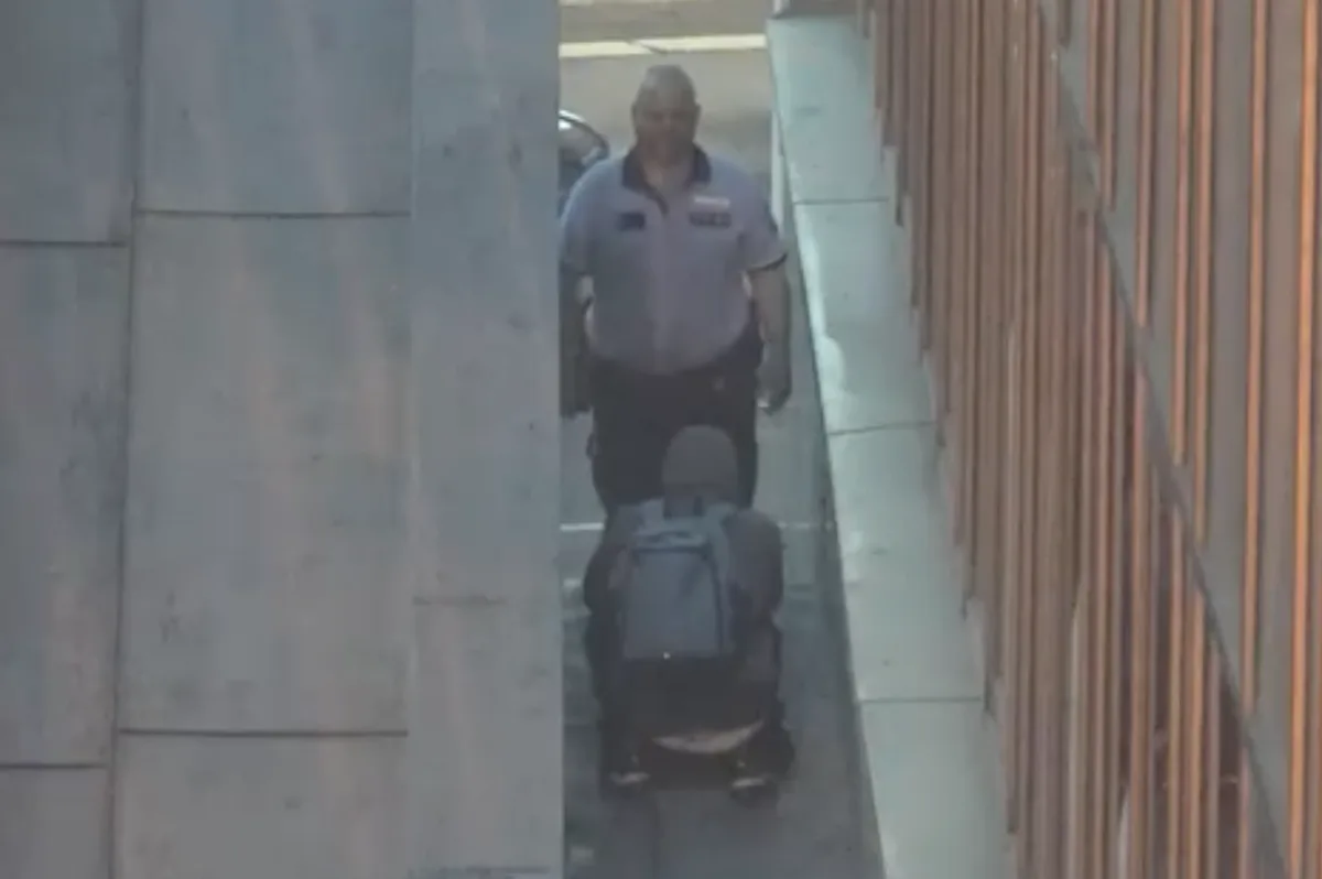 Zloděj vlezl policii přímo pod nos.