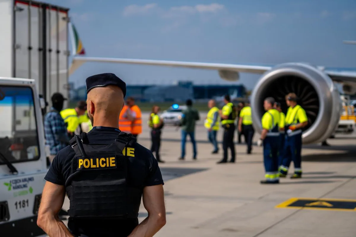 Policejní manévry na pražském letišti. Útvar rychlého nasazení dohlížel na převoz fosilií