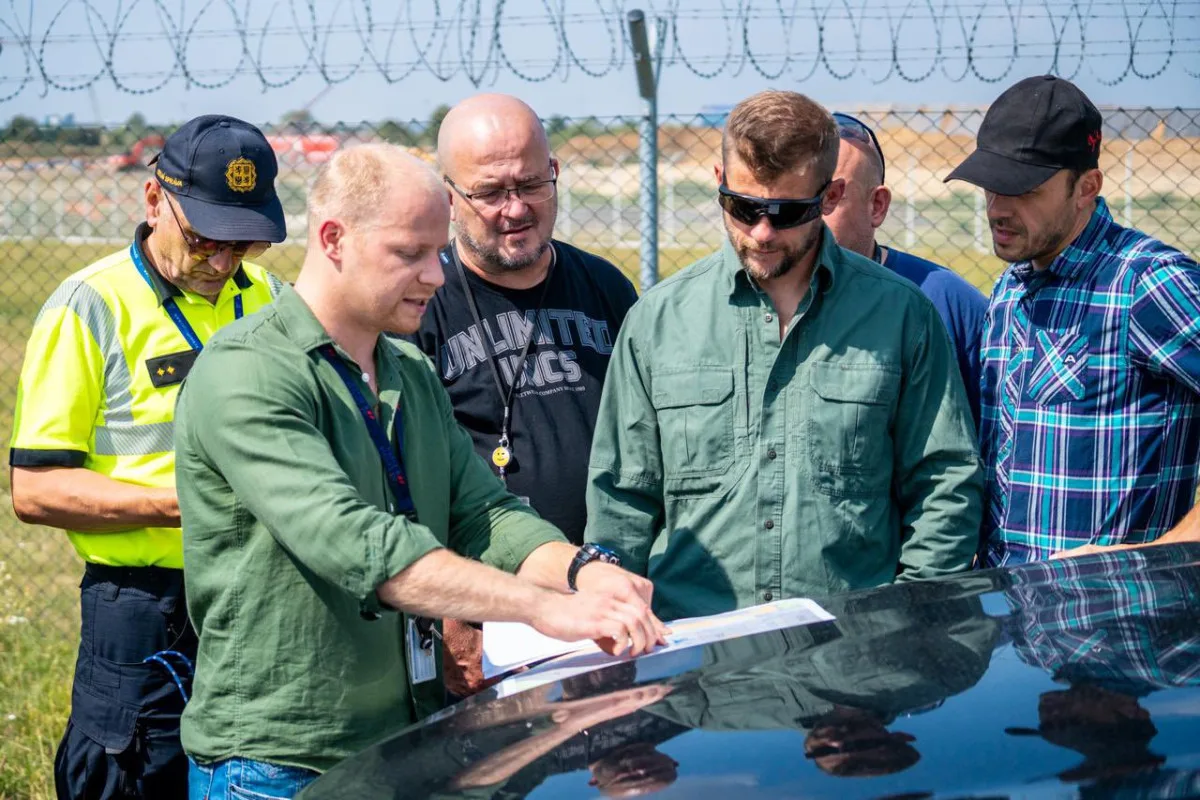 Policejní manévry na pražském letišti. Útvar rychlého nasazení dohlížel na převoz fosilií