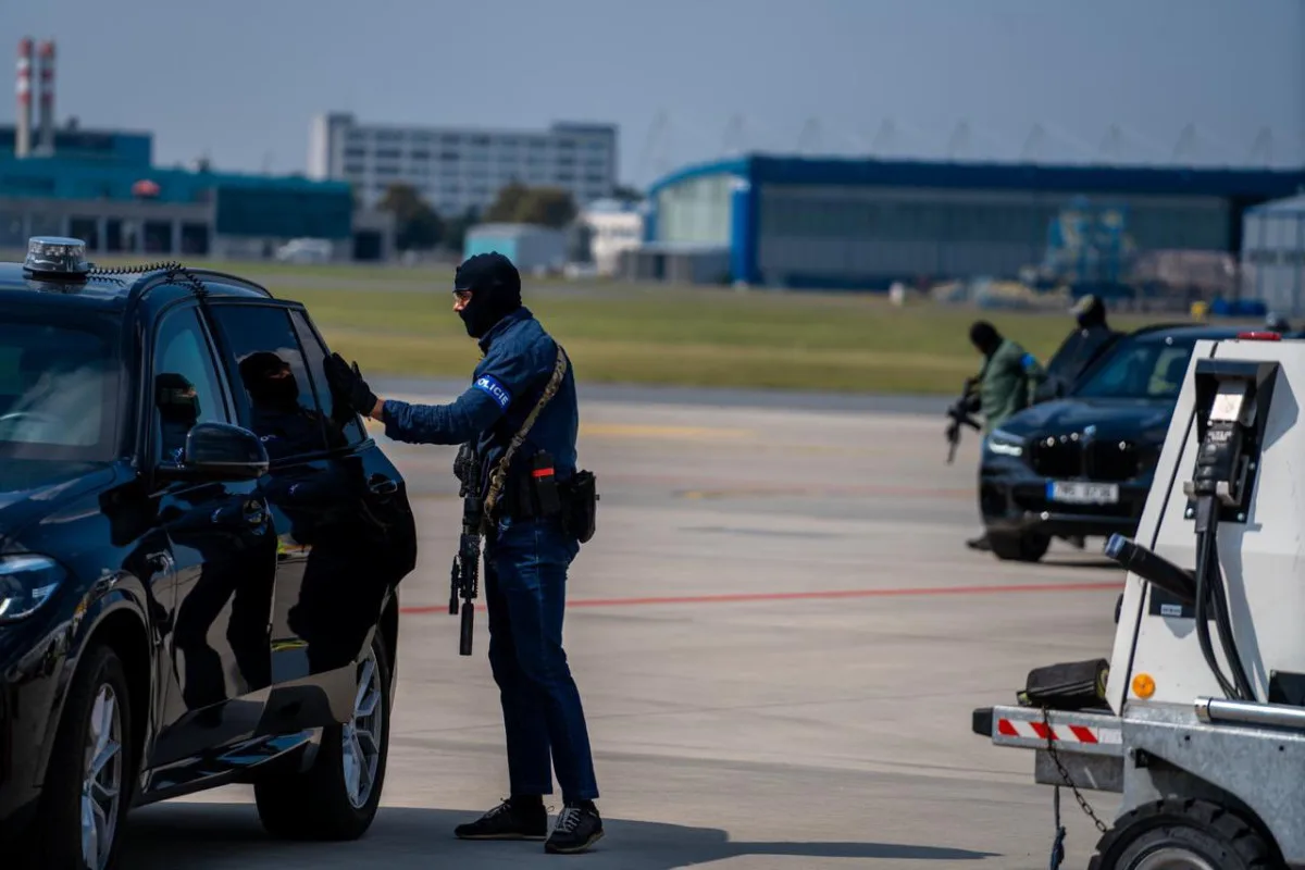 Policejní manévry na pražském letišti. Útvar rychlého nasazení dohlížel na převoz fosilií