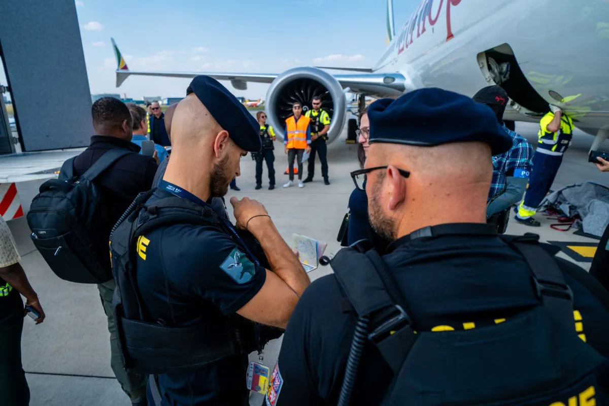 Policejní manévry na pražském letišti. Útvar rychlého nasazení dohlížel na převoz fosilií