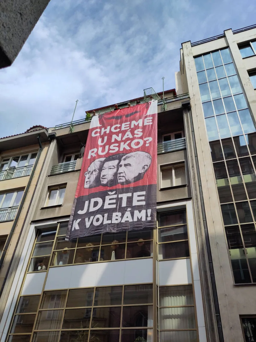 Skupina Kaputin vyvěsila na budovách v Praze plakát s Putinem a českými politiky