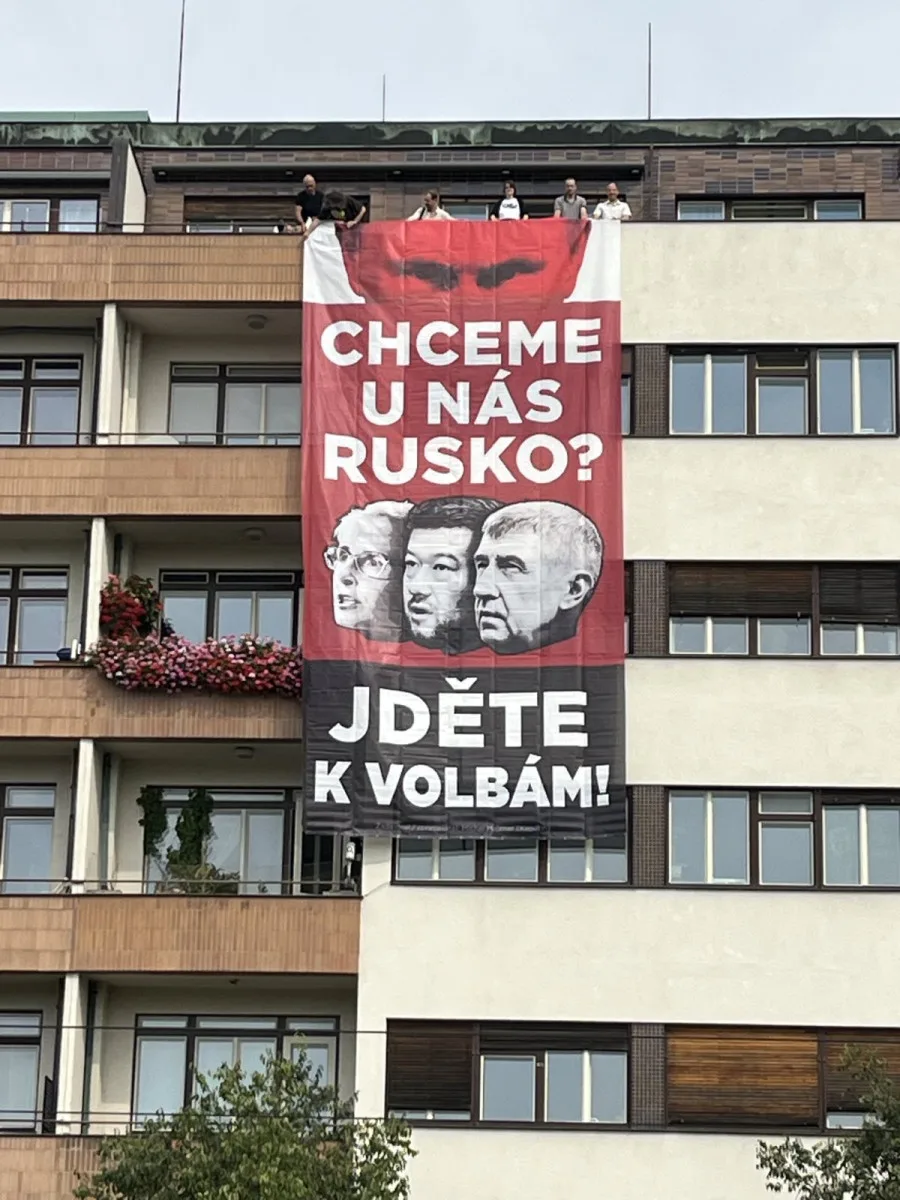 Skupina Kaputin vyvěsila na budovách v Praze plakát s Putinem a českými politiky