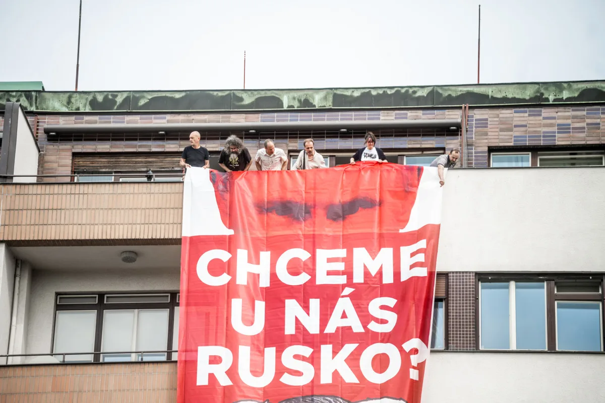 Skupina Kaputin vyvěsila na budovách v Praze plakát s Putinem a českými politiky
