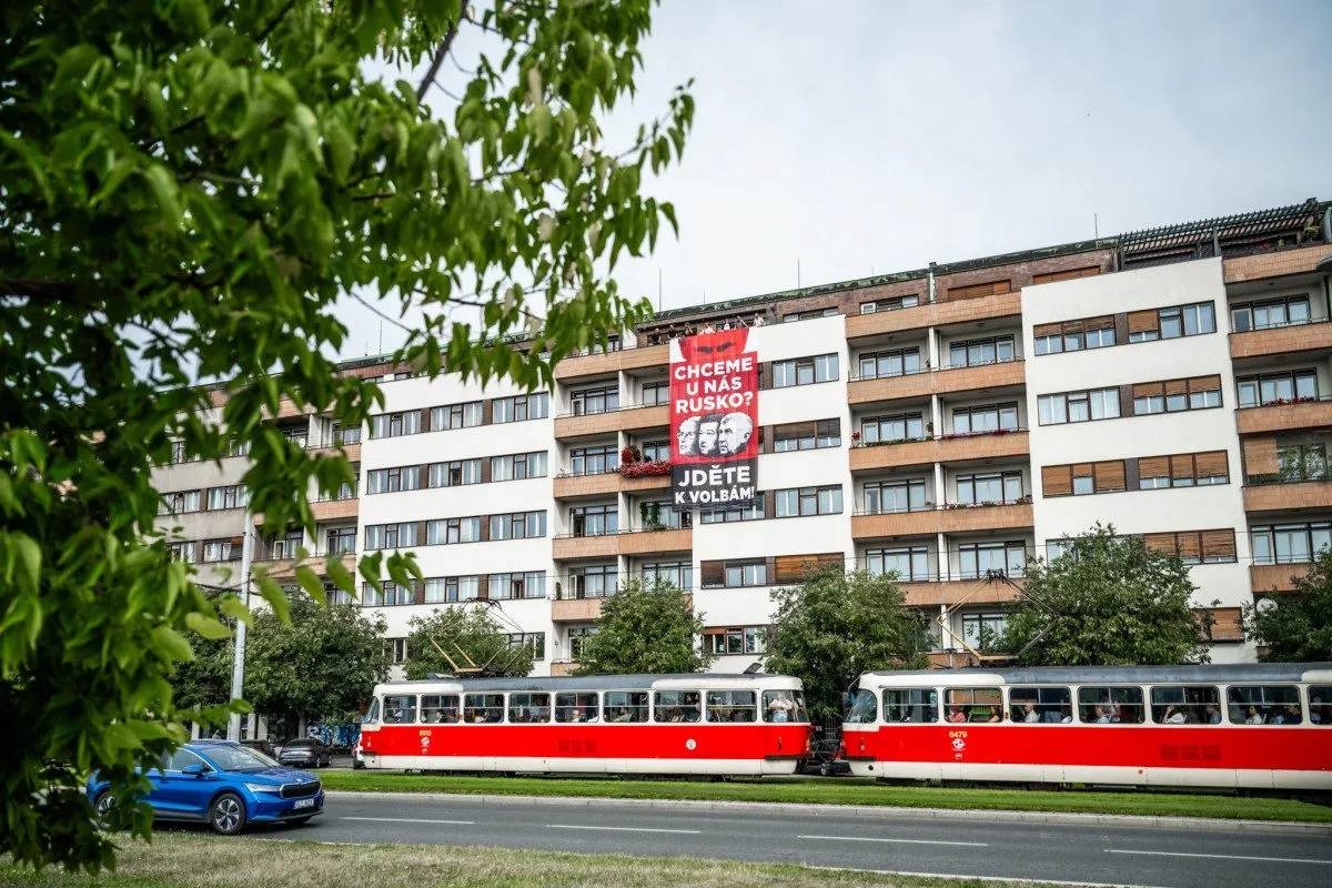 Skupina Kaputin vyvěsila na budovách v Praze plakát s Putinem a českými politiky