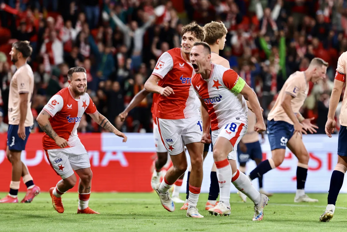 Fotbalisté Slavie porazili poslední Pardubice 3:1 a vedou neúplnou tabulku