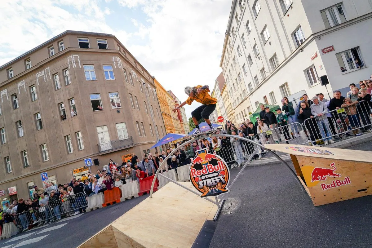 Extrémní sport ovládl pražské Vršovice. Skateboardoví jezdci se utkali v závodu Red Bull Steep Street