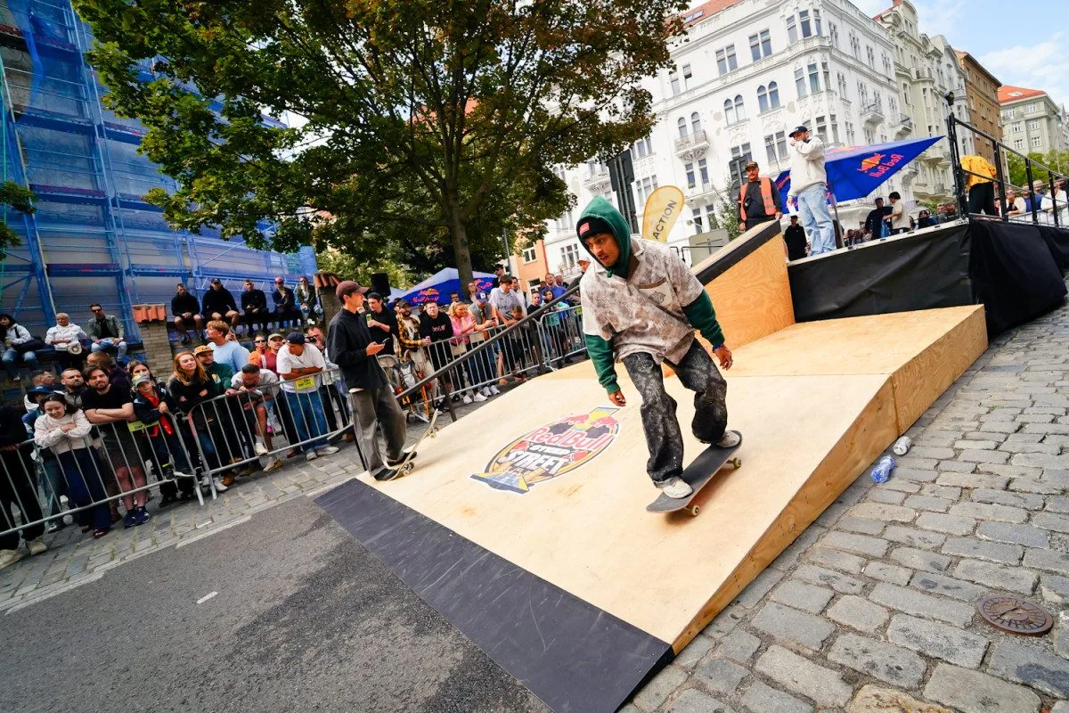 Extrémní sport ovládl pražské Vršovice. Skateboardoví jezdci se utkali v závodu Red Bull Steep Street