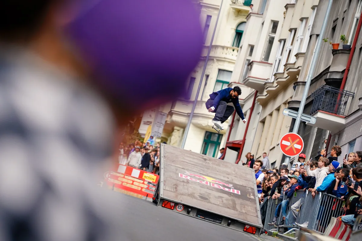 Extrémní sport ovládl pražské Vršovice. Skateboardoví jezdci se utkali v závodu Red Bull Steep Street