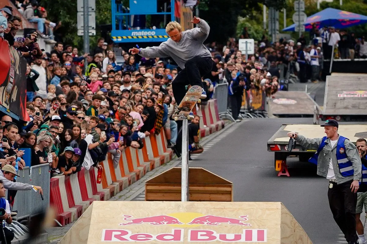 Extrémní sport ovládl pražské Vršovice. Skateboardoví jezdci se utkali v závodu Red Bull Steep Street
