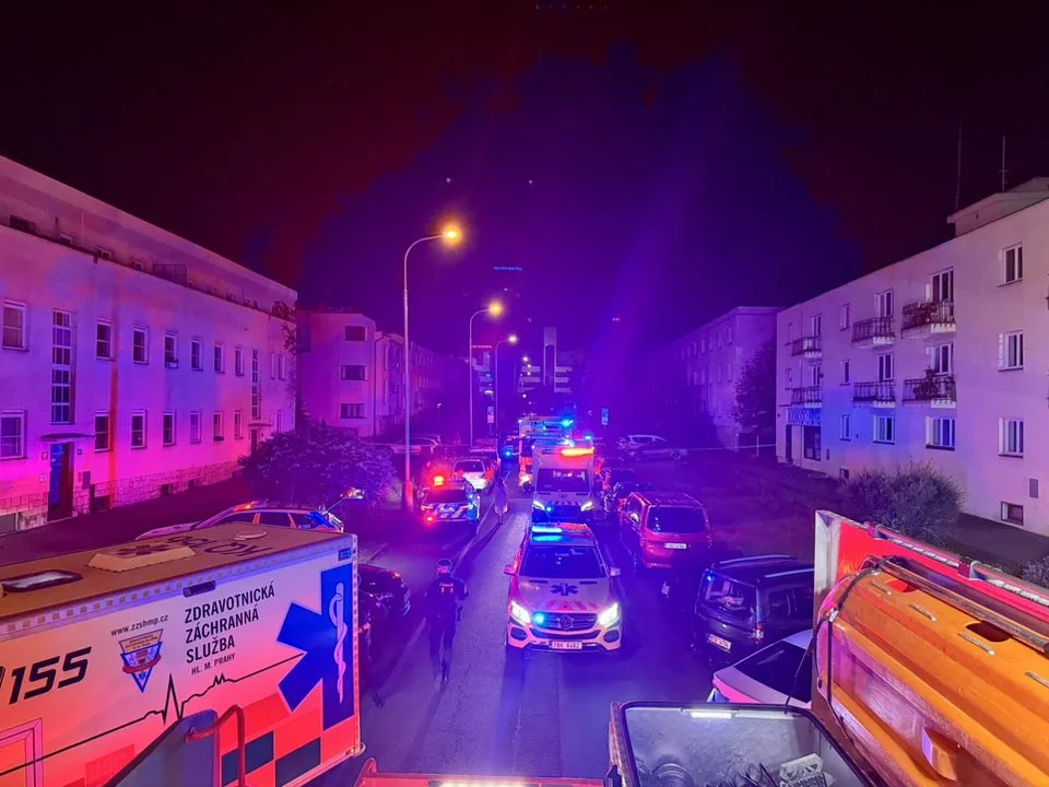 Požár zničil byt na Barrandově, z domu hasiči zachránili dvacet lidí