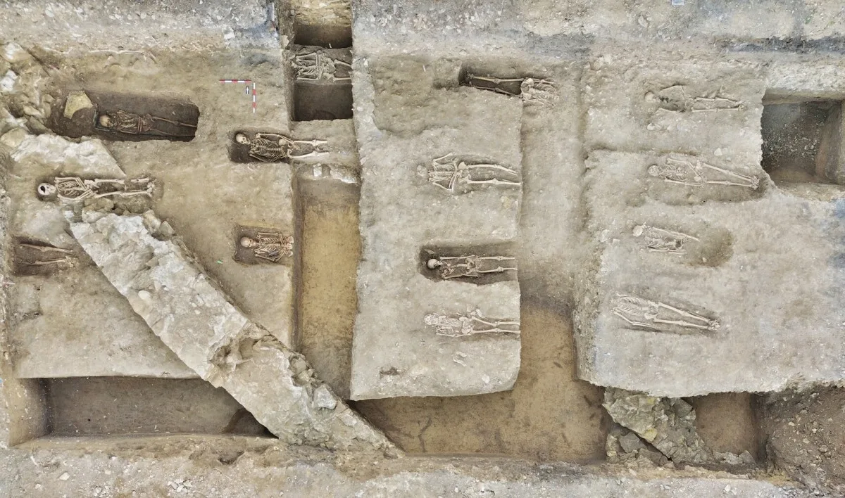 Archeologové odhalili u Břevnovského kláštera 1289 ostatků pruských vojáků.