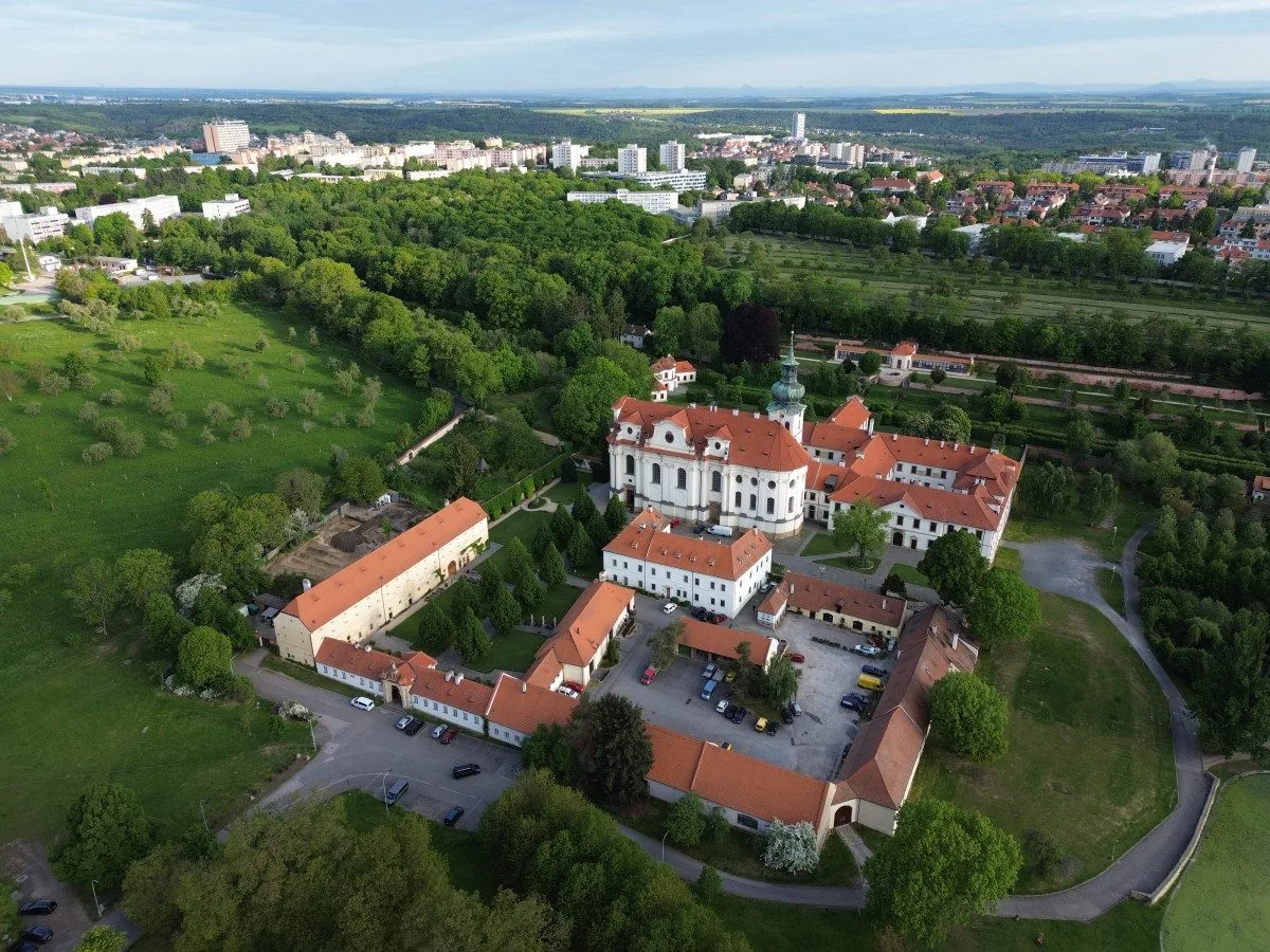 Archeologové odhalili u Břevnovského kláštera 1289 ostatků pruských vojáků