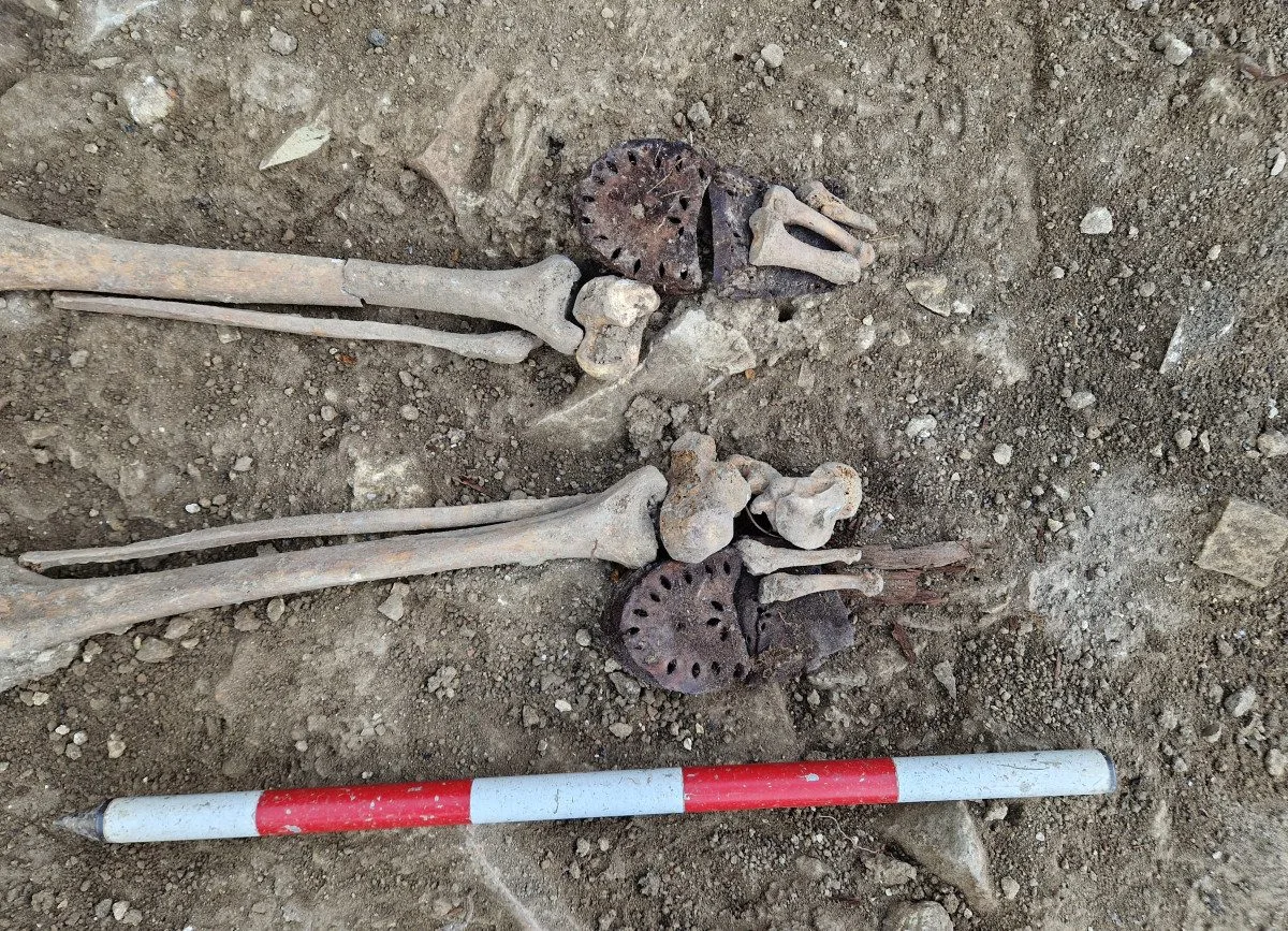 Archeologové odhalili u Břevnovského kláštera 1289 ostatků pruských vojáků