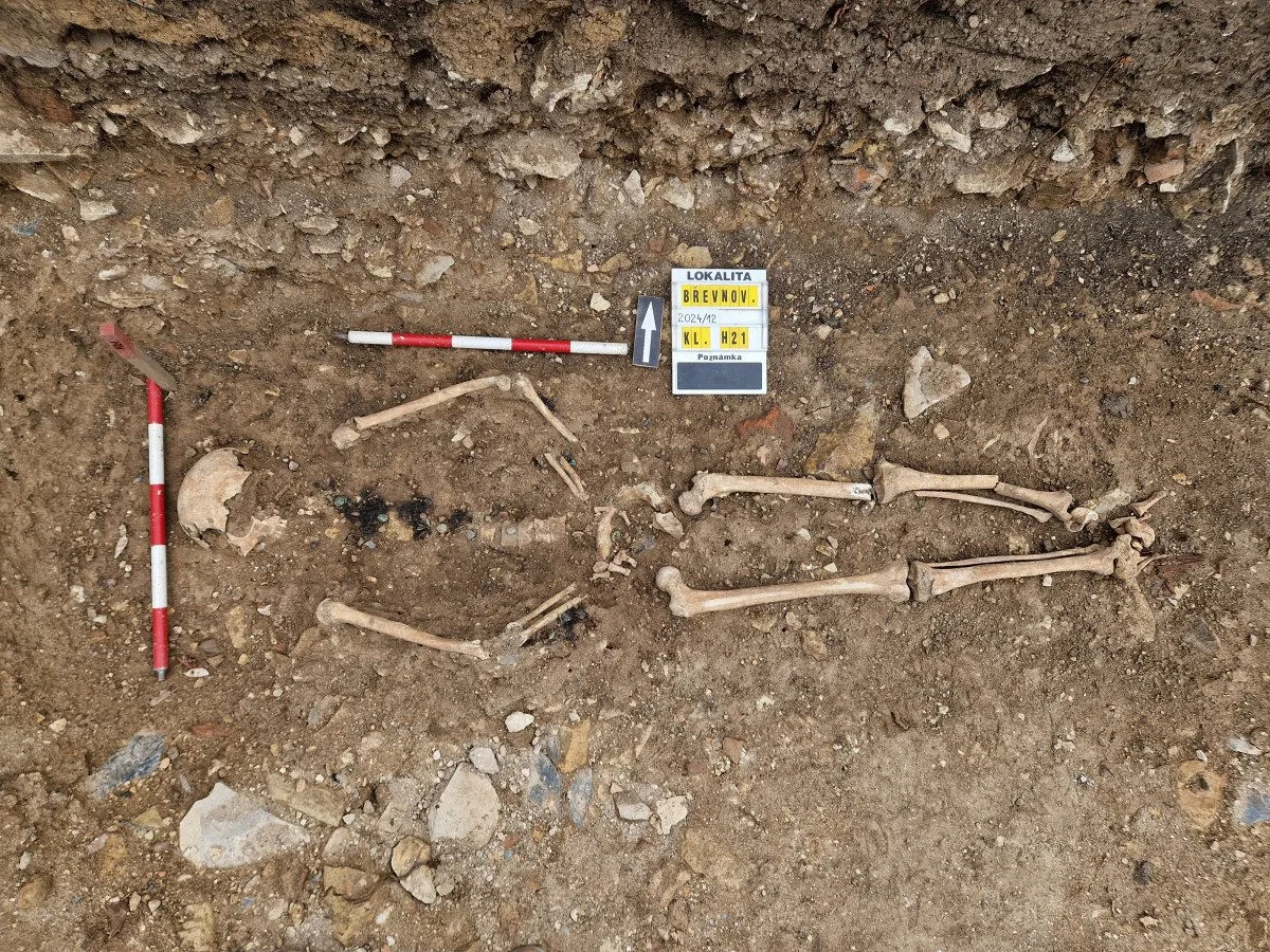 Archeologové odhalili u Břevnovského kláštera 1289 ostatků pruských vojáků