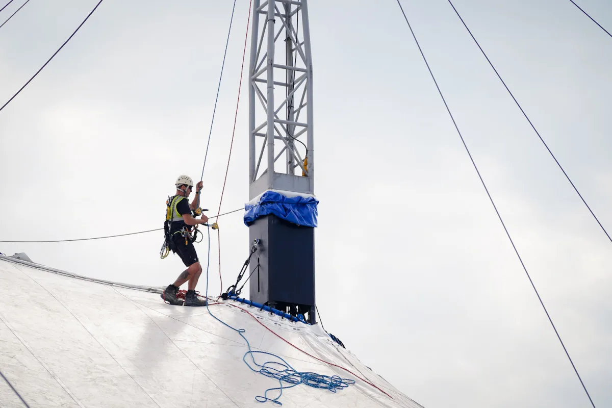 FOTO: Do Česka poprvé přijel slavný Cirque du Soleil, na Letné už stojí obří šapitó