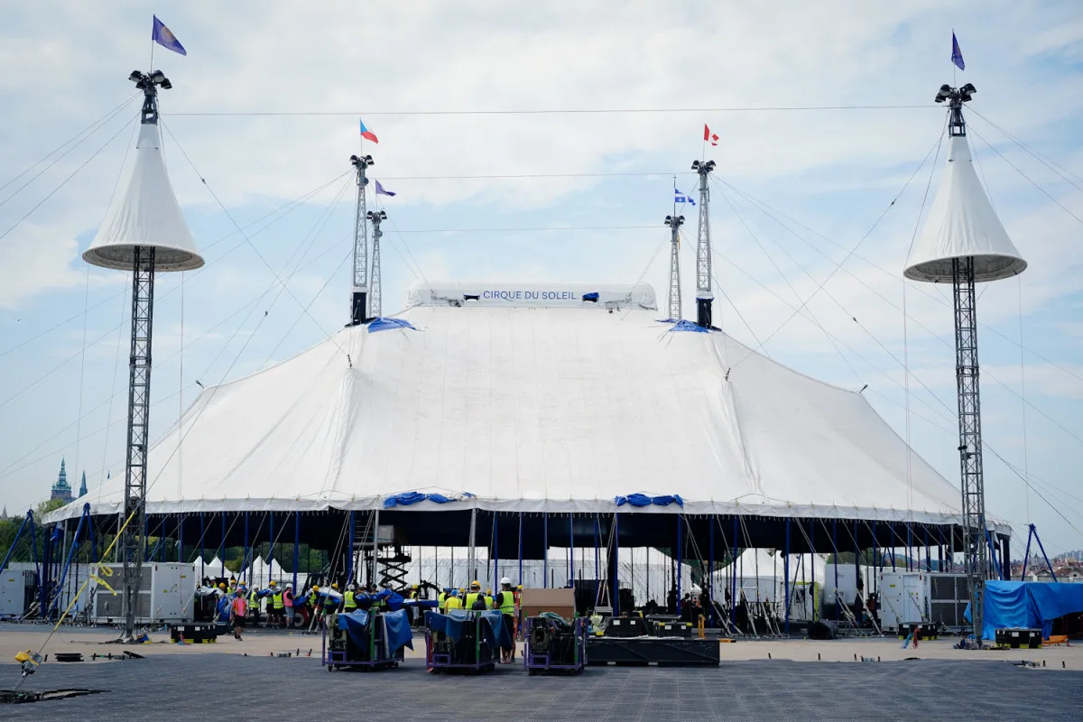 FOTO: Do Česka poprvé přijel slavný Cirque du Soleil, na Letné už stojí obří šapitó