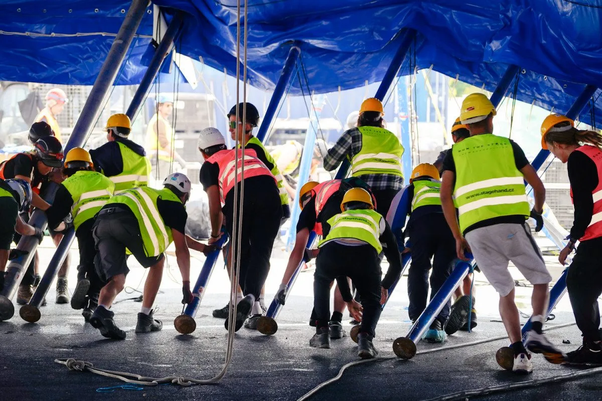 FOTO: Do Česka poprvé přijel slavný Cirque du Soleil, na Letné už stojí obří šapitó