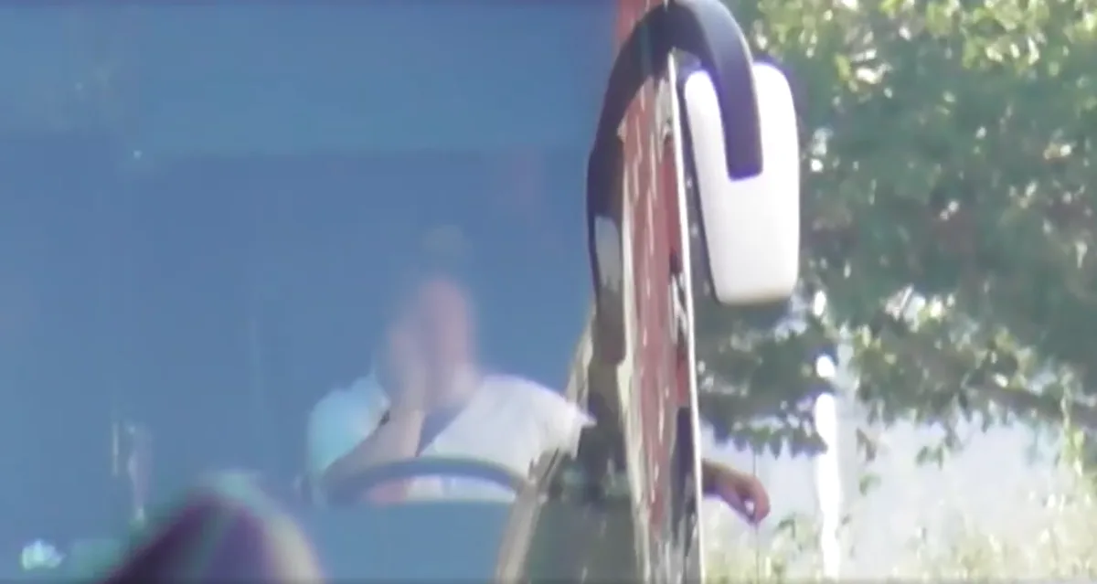 VIDEO: Řidič dálkového autobusu za jízdy pokuřoval cigaretu a telefonoval