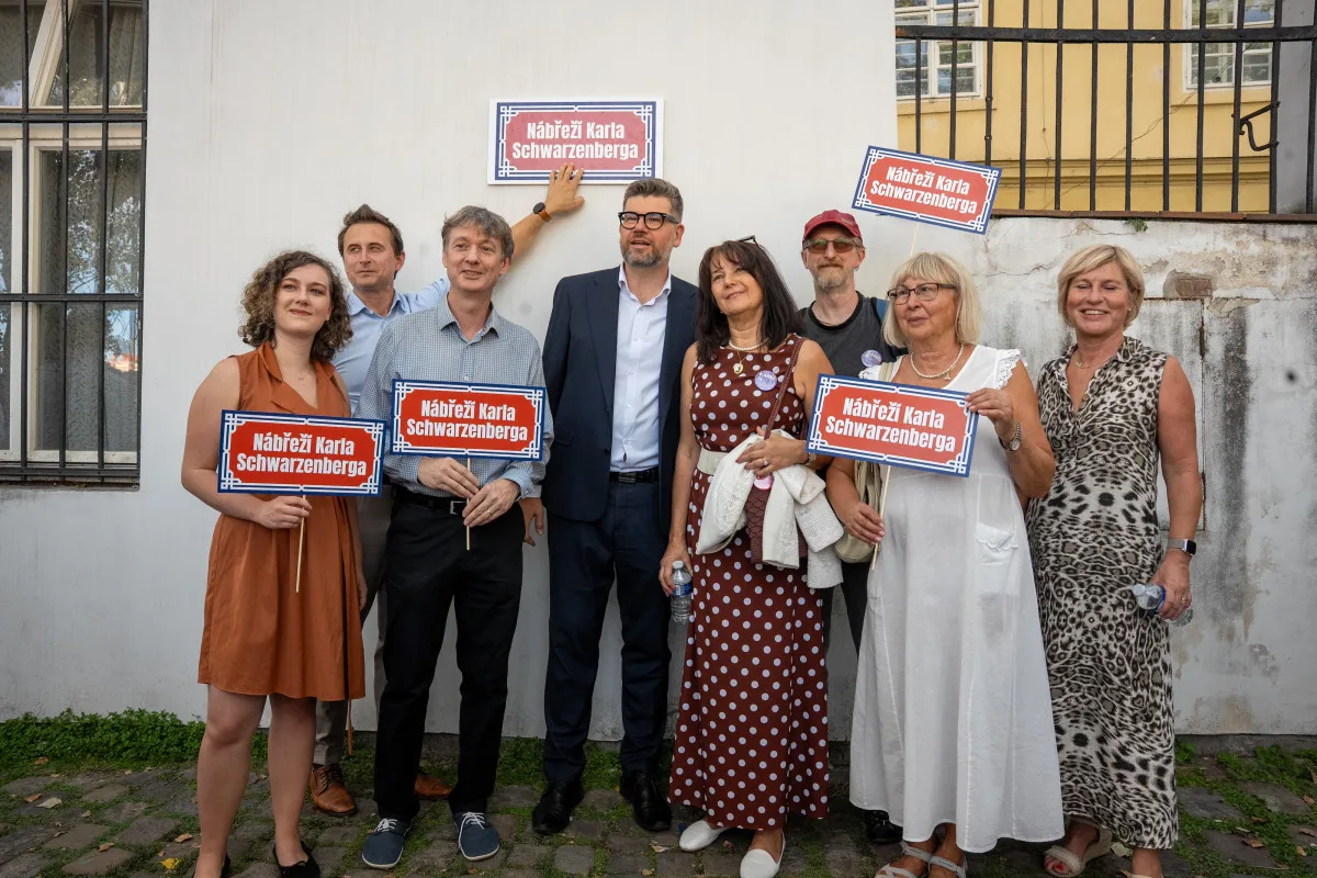 Nábřeží Karla Schwarzenberga. Část pražské náplavky nese jméno zakladatele TOP 09