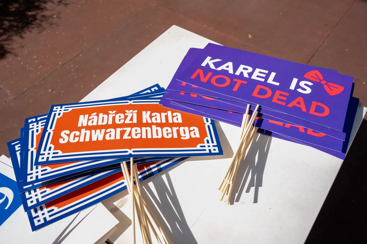 Nábřeží Karla Schwarzenberga. Část pražské náplavky nese jméno zakladatele TOP 09