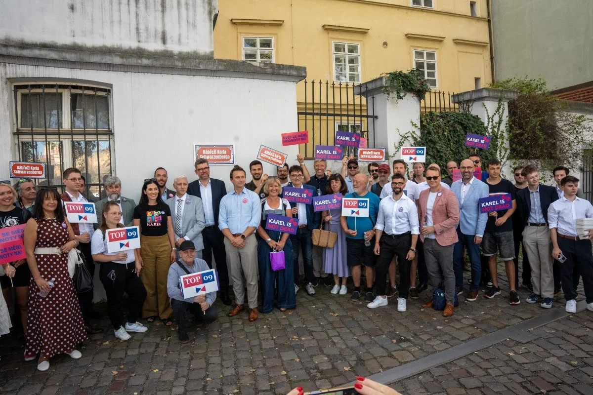 Nábřeží Karla Schwarzenberga. Část pražské náplavky nese jméno zakladatele TOP 09