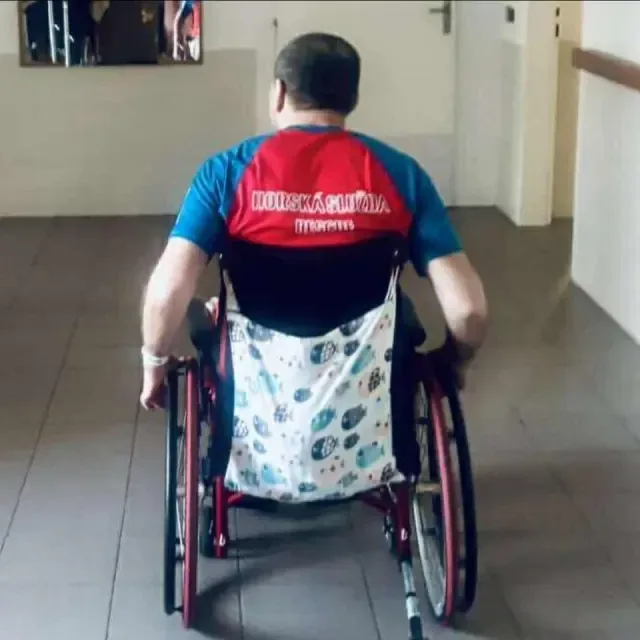 Záchranář Pavel pomáhal po tornádu i výbuchu, pak ochrnul. Bez rampy teď nemůže domů