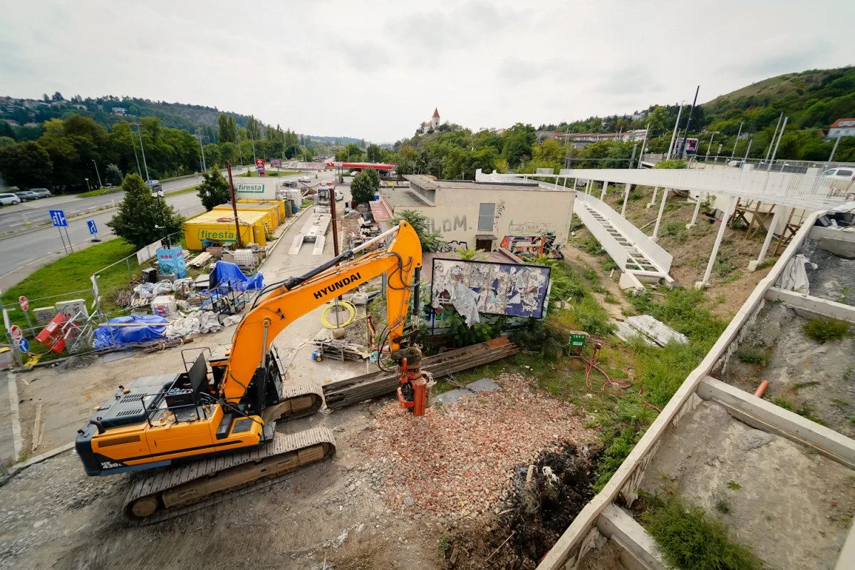 FOTO: První přechod přes Dvorecký most. Bude mít speciální zábradlí i tajemné runy
