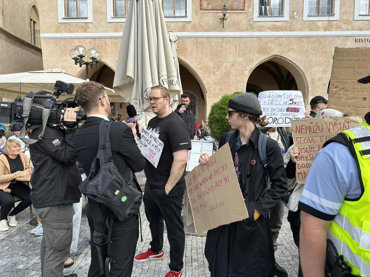 Mši za kontroverzního influencera Kirka narušil konflikt.