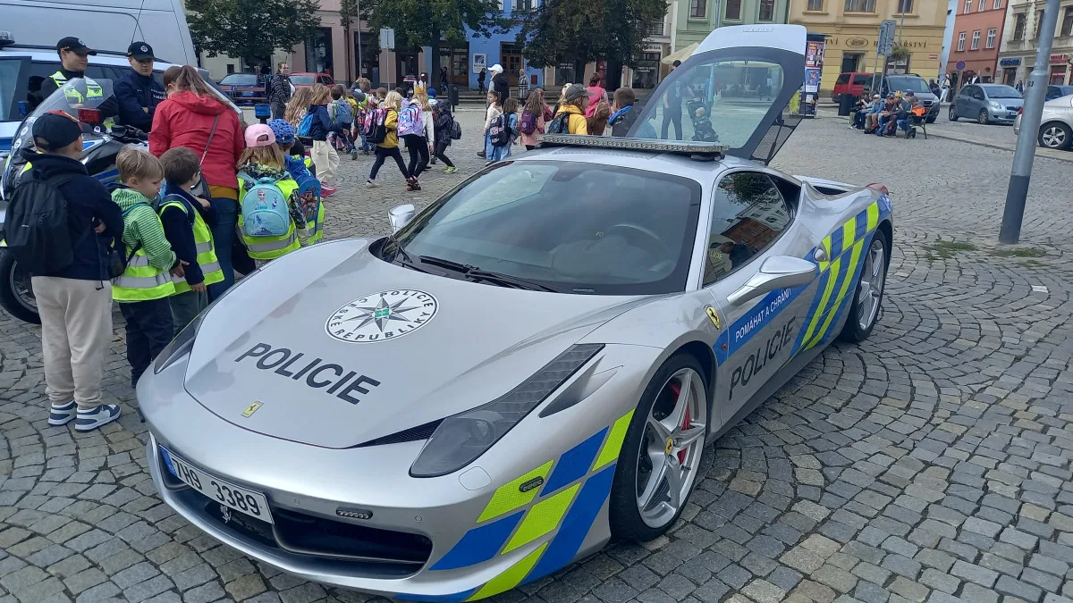 FOTO: Policejní ferrari poutalo pozornost. Řídit ho smí jen tři lidi v republice