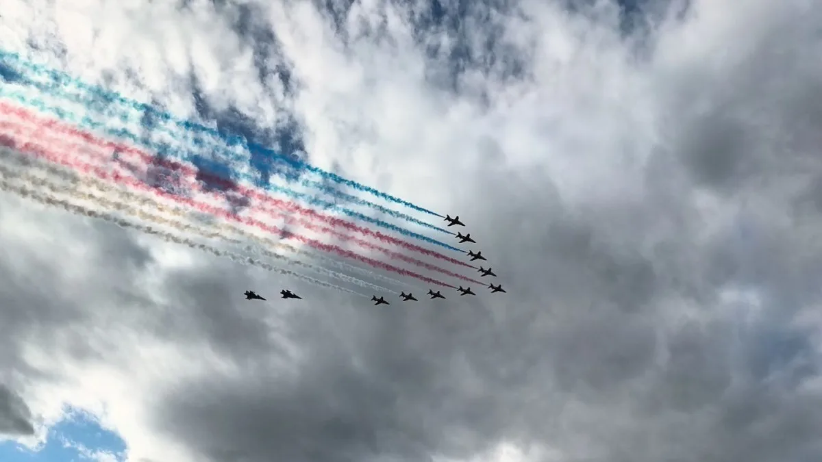 FOTO: Gripeny nad Prahou. Podívejte se, jak trikolóra rozzářila nebe
