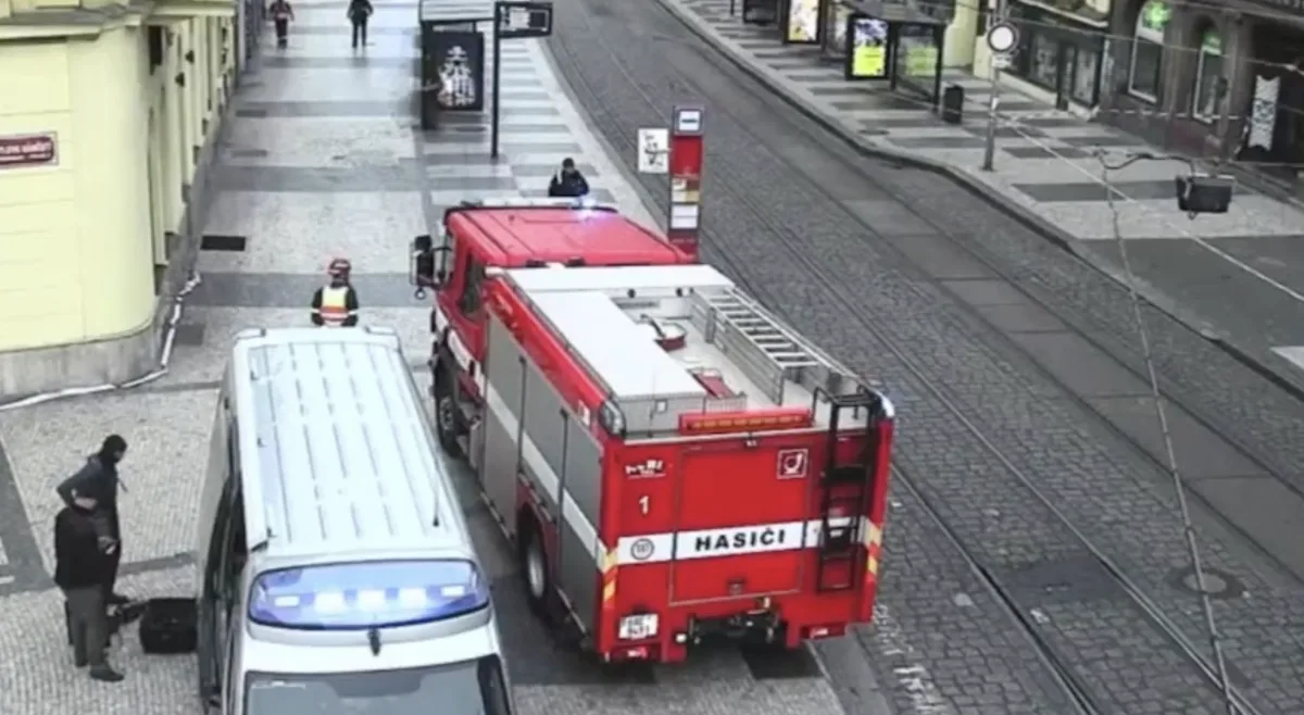 Na místě zasahují policisté a hasiči.
