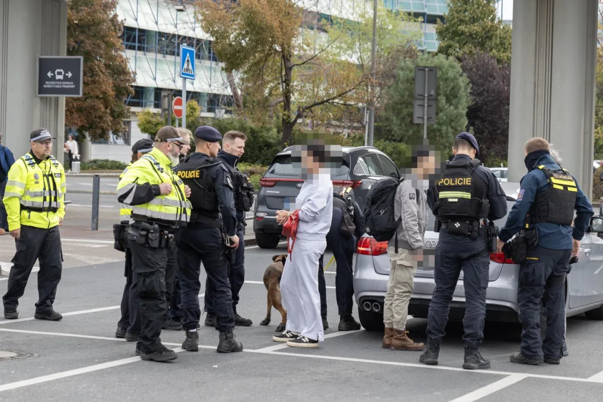 Policisté a celníci kontrolovali taxikáře na letišti, rozdali pokuty za 150 tisíc