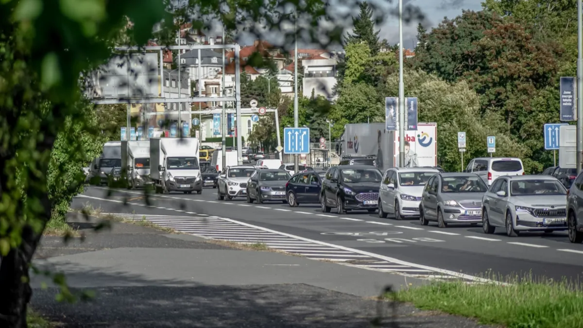 Sto tisíc aut pod okny. Pražská vilová čtvrť se proměnila v místo, kde odumírají plicní buňky