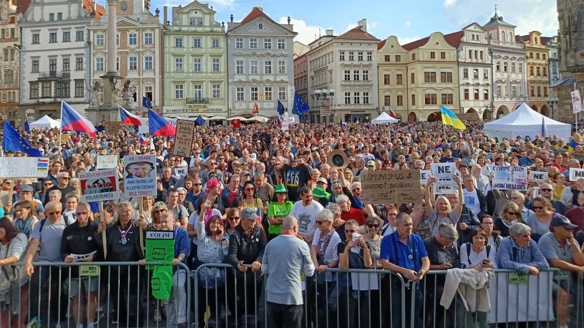 Na Staroměstském náměstí se sešly tisíce lidí na akci Zabraňme vládě extremistů