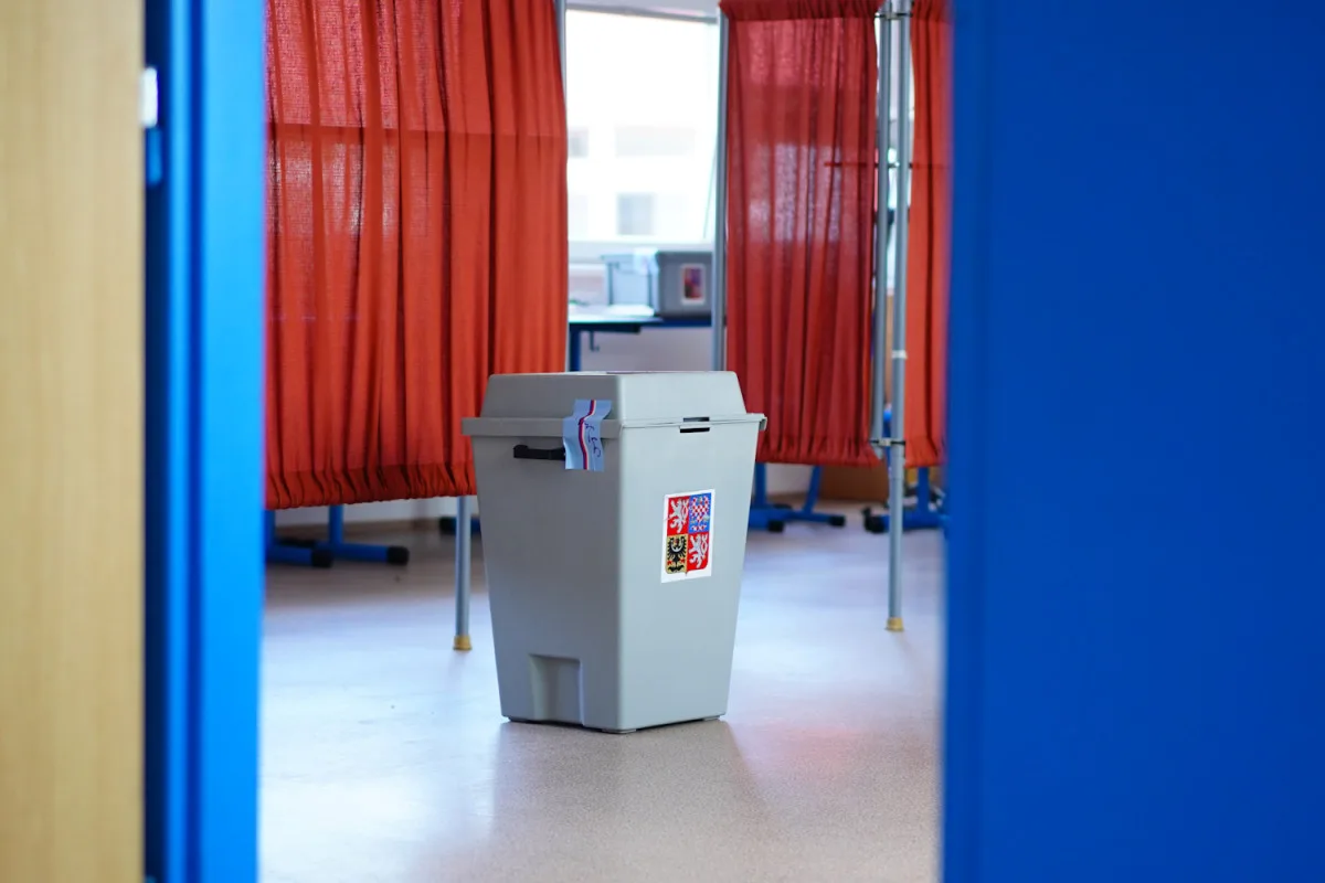 Volební místnosti se otevřely. Lidé začali vybírat nové poslance